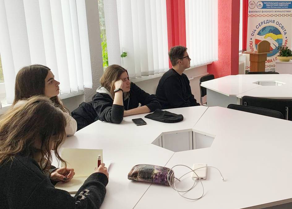 Студенти-журналісти слухають спікерку